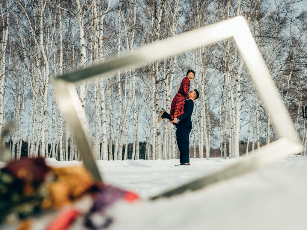 冬の前田森林公園でウェディングフォトを撮影する夫婦