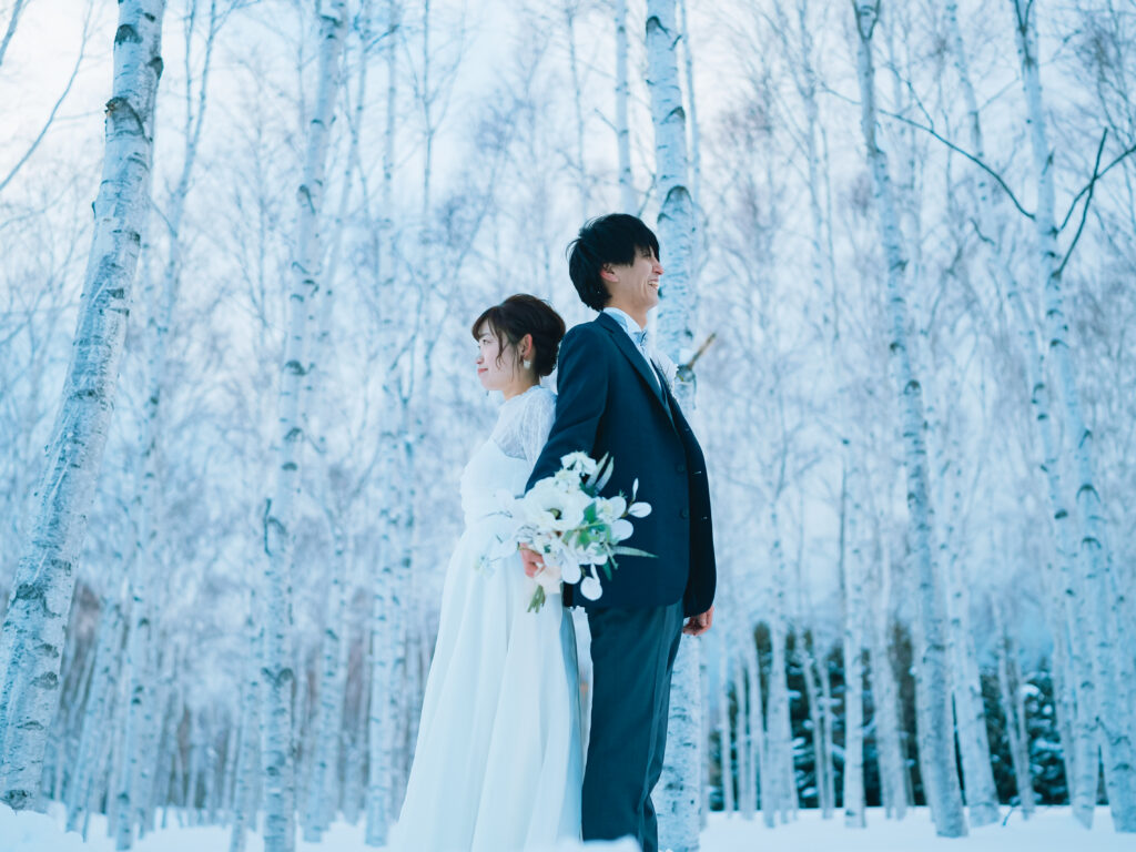 札幌市内の公園で白樺に囲まれ撮影をしている夫婦