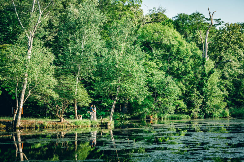 池のほとりでフォトウェディングが楽しめるスポット・富良野の鳥沼公園
