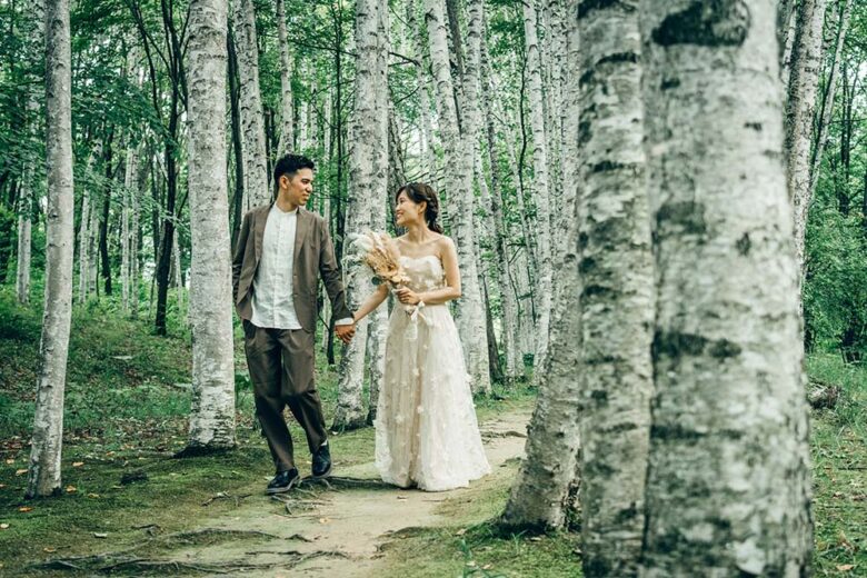 富良野の白樺の森を歩く二人