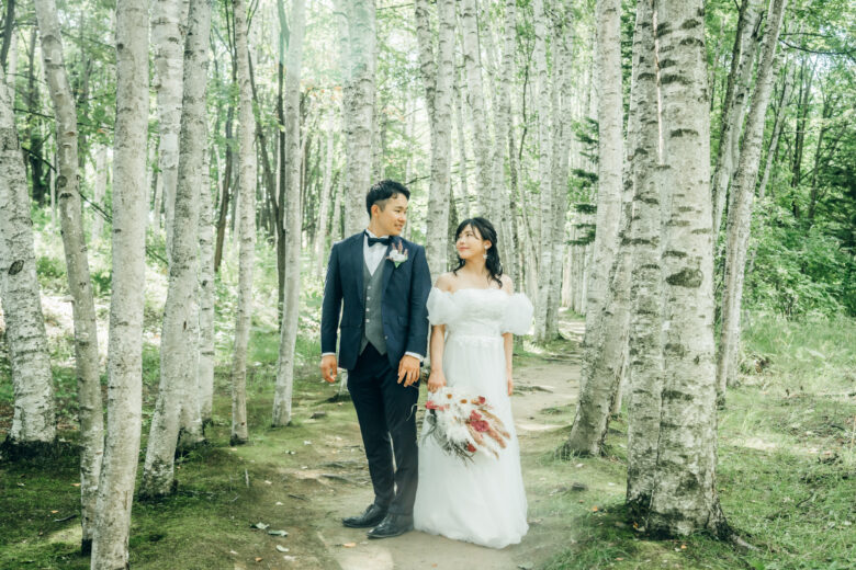富良野の白樺の森で佇むカップル