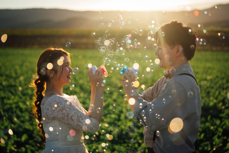 富良野の夕暮れでウェディングフォト