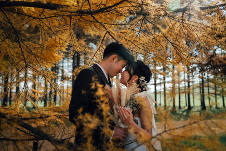 秋の紅葉でウェディング前撮り