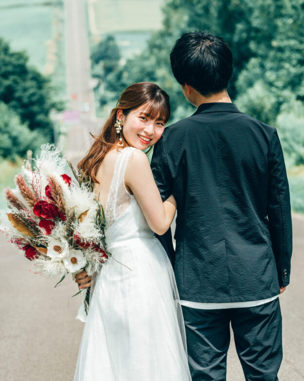 ジェットコースターの路で花嫁さんの笑顔