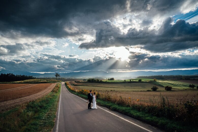 夕暮れの富良野でウェディングフォト