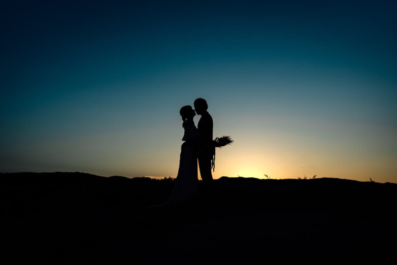 夕暮れの富良野でウェディングフォト