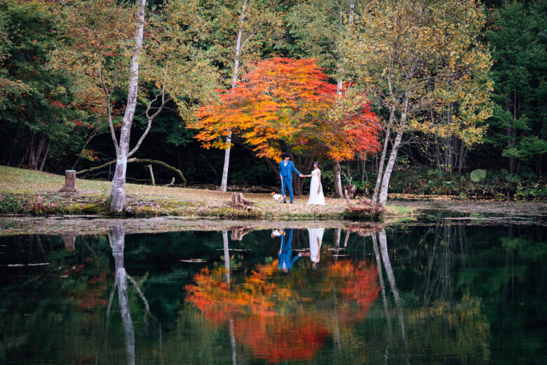 紅葉がきれいな鳥沼公園でウェディングフォト