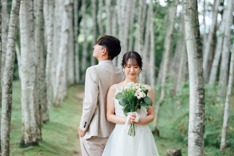 白のウェディングドレスが映える白樺回廊