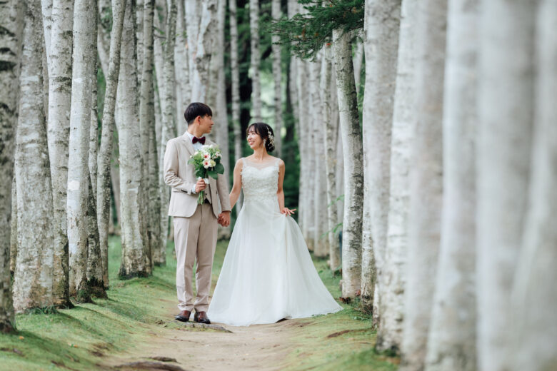 白樺回廊の散策ウェディングフォト