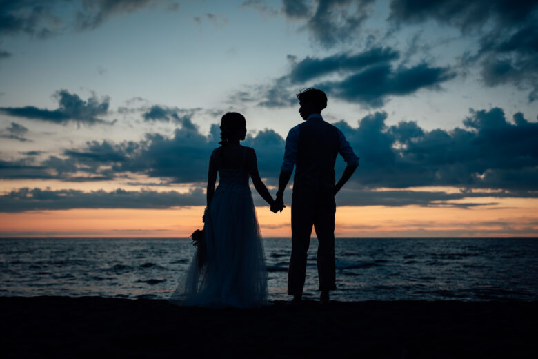 石狩の砂浜でウェディング前撮り/　夕暮れフォトウェディング