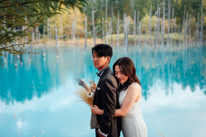 美瑛の青い池でウェディングフォト