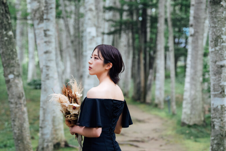 奥行き感がある白樺回廊のウェディングフォト