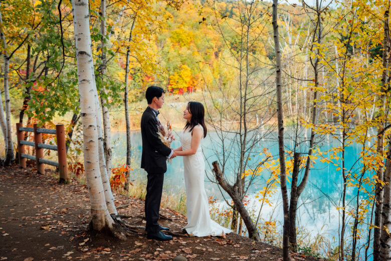 美瑛の青い池でウェディングフォト