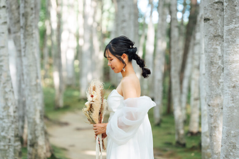 花嫁さんを静かに包み込む白樺並木道