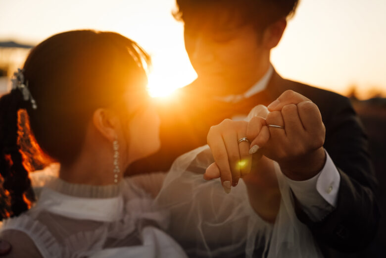 夕暮れの四季彩の丘でウェディングフォト