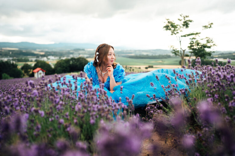 優雅なウェディングドレスと富良野ラベンダー