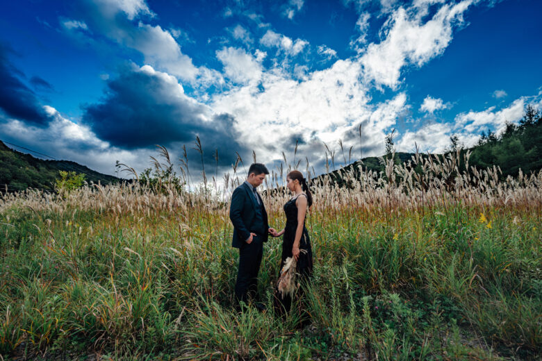 積丹エリアのウェディングフォト。海岸だけでなく緑地で撮るのも魅力