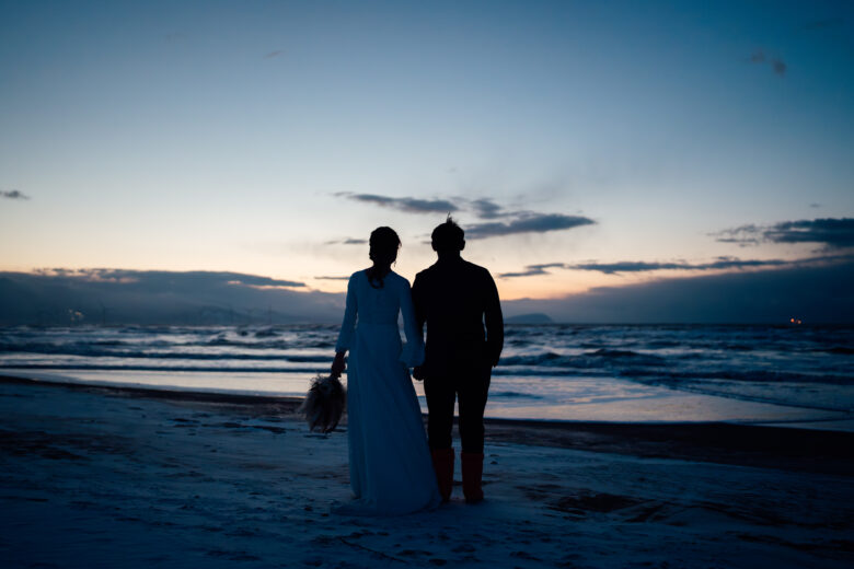 石狩の砂浜でウェディング前撮り/　夕暮れフォトウェディング