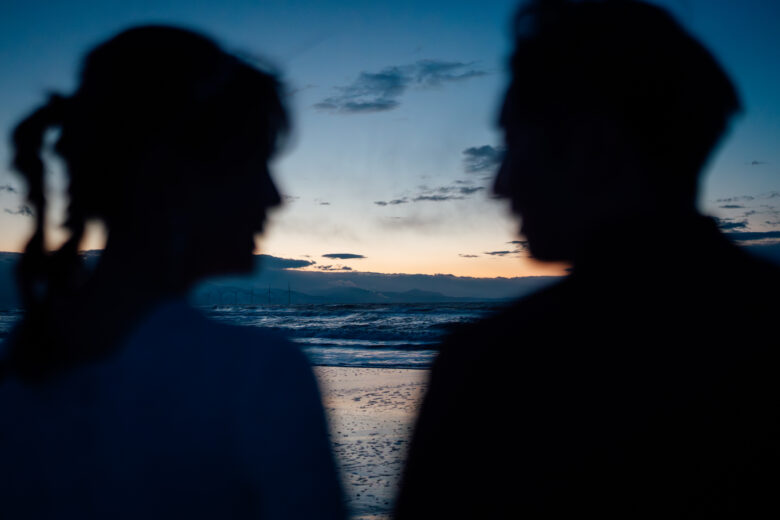 石狩の砂浜でウェディング前撮り/　夕暮れフォトウェディング