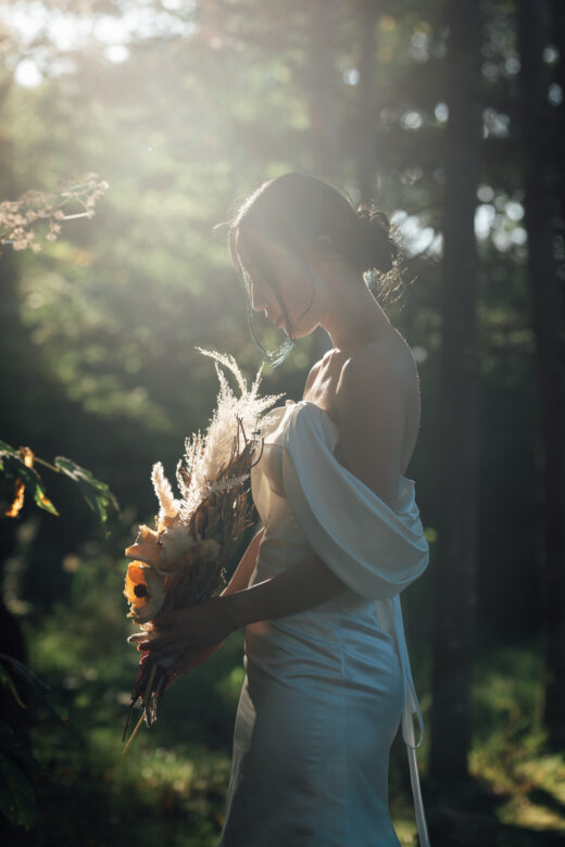 夕暮れの木漏れ日が差し込む白樺回廊でウェディングフォト