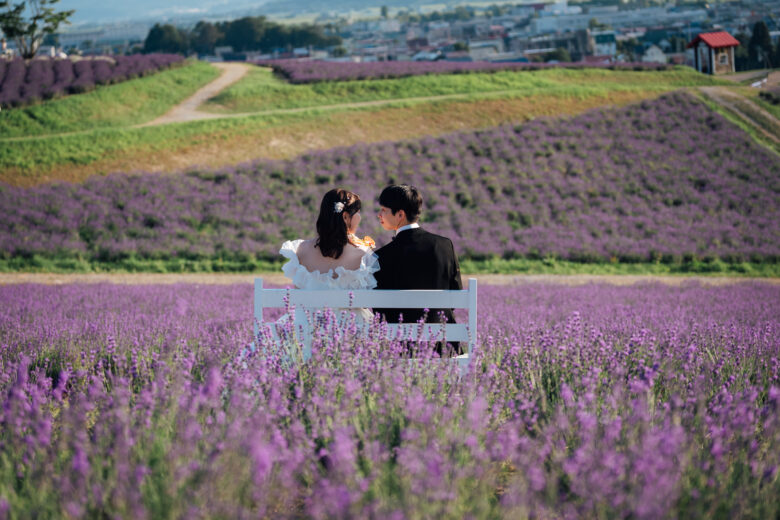 富良野ラベンダー畑で片寄合う新郎新婦