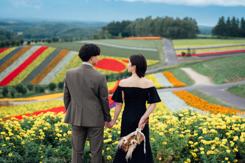 四季彩の丘で撮るウェディングフォトとオープニングムービー。カラフルな花畑が感動的