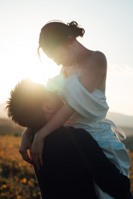 夕暮れの富良野でウェディングフォト