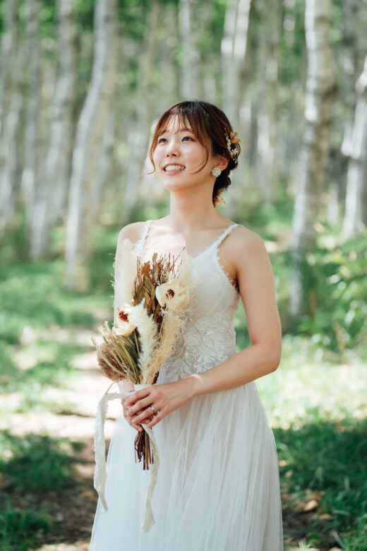 モエレ沼公園でウェディング前撮りをする花嫁さん