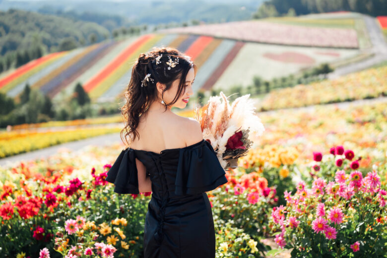 富良野美瑛のカラフル花畑・四季彩の丘でほほえむ花嫁さん