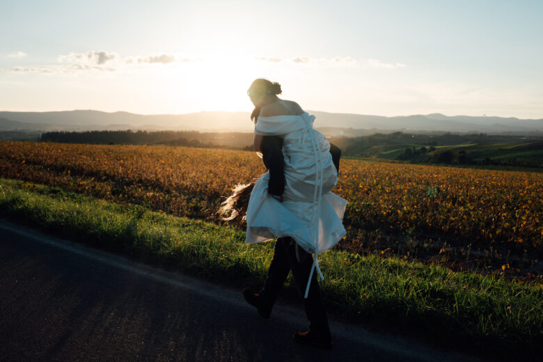 夕暮れの富良野でウェディングフォト