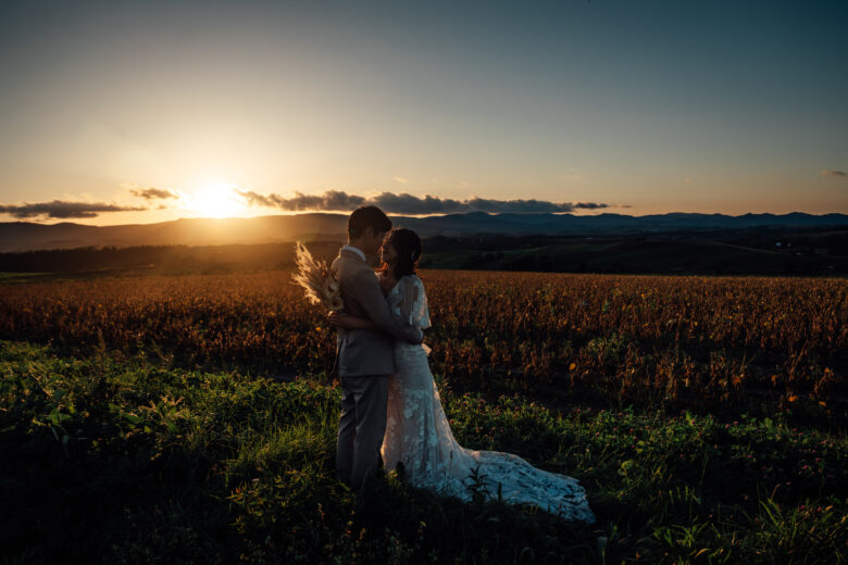夕暮れの富良野でウェディングフォト