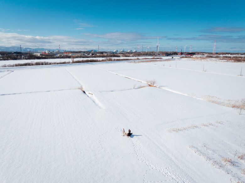 冬の雪原でウェディングフォト