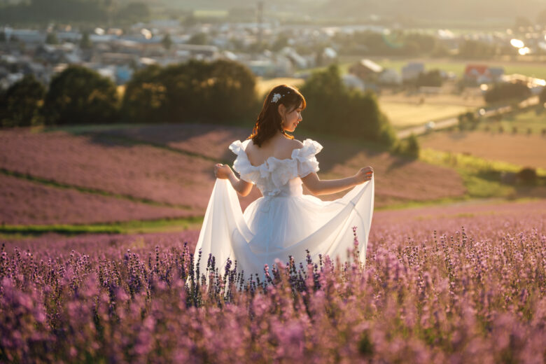 白いウェディングドレスが映える夕暮れのラベンダー畑
