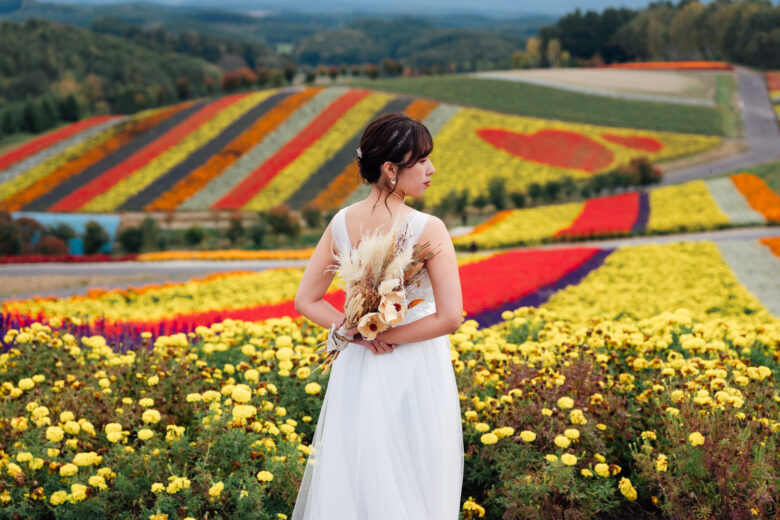 四季彩の丘で撮るウェディングフォトとオープニングムービー。カラフルな花畑が感動的