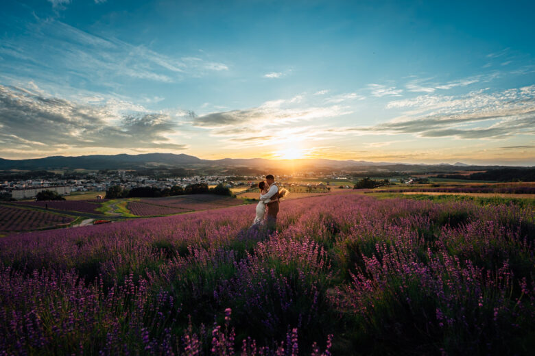 富良野日の出公園のラベンダーウェディングフォト。夕暮れの景色が最高に綺麗