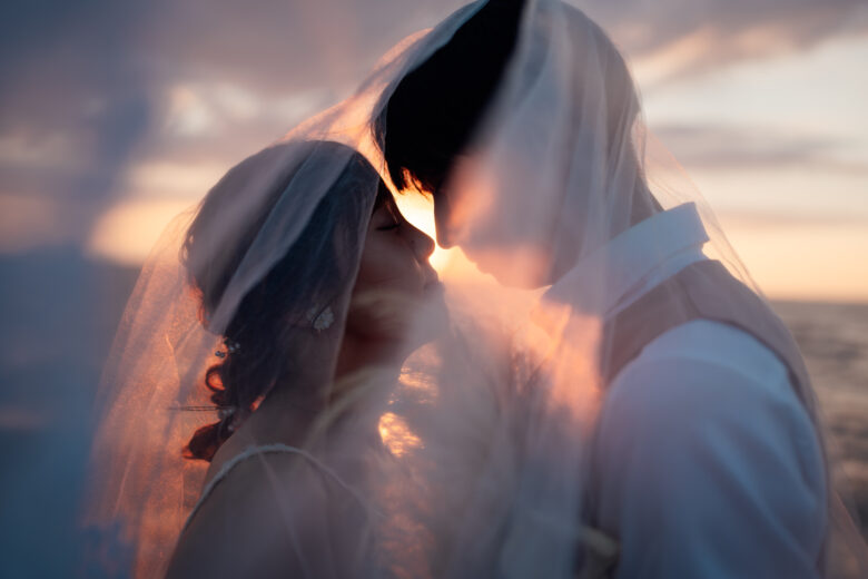 石狩の砂浜でウェディング前撮り/　夕暮れフォトウェディング