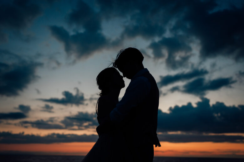 石狩の砂浜でウェディング前撮り/　夕暮れフォトウェディング