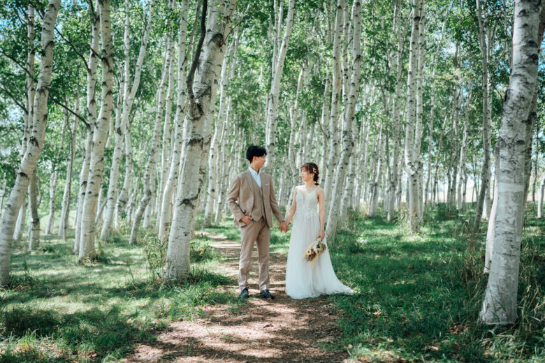 札幌ウェディングフォト。モエレ沼公園の白樺回廊で前撮り撮影