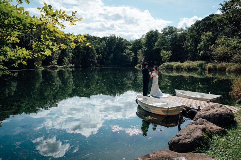 水面にリフレクションする鳥沼公園のウェディングフォト