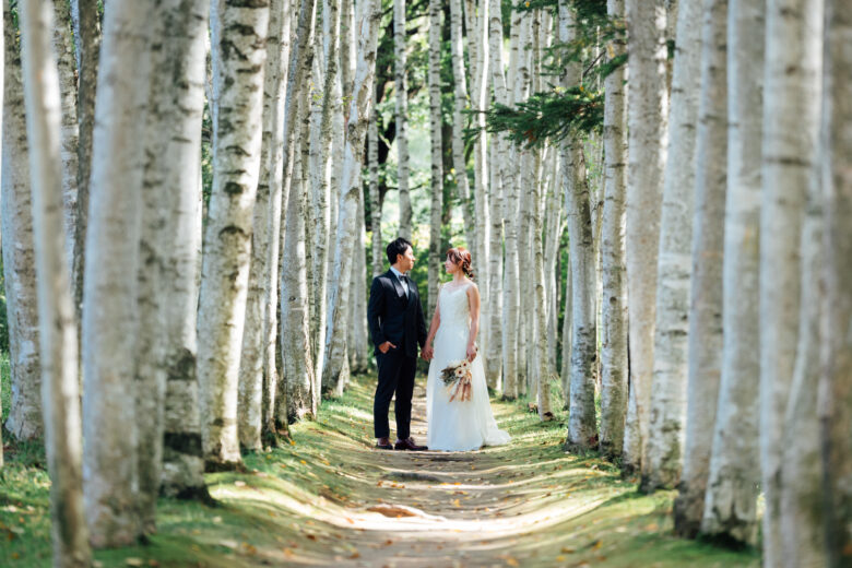 富良野美瑛の人気スポット白樺回廊でウェディングフォト