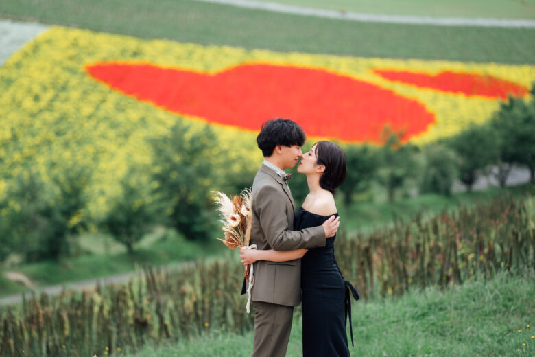 ハートマークの花畑でウェディングフォト