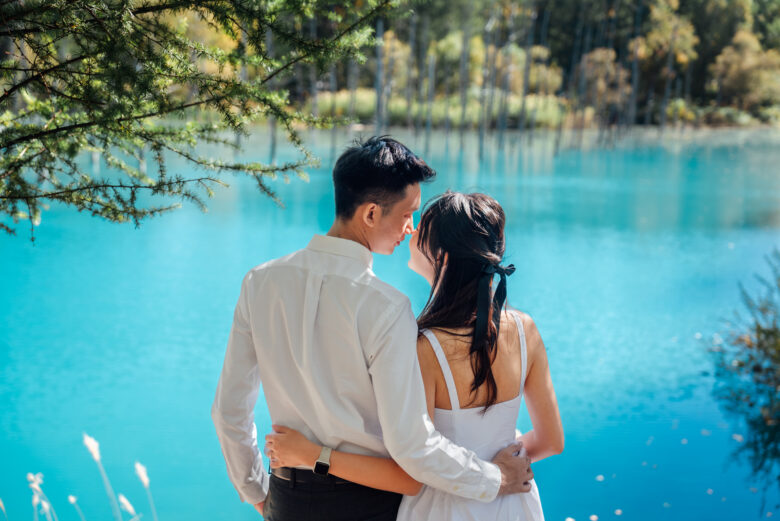 美瑛の青い池で撮影するウェディングフォトとオープニングムービー