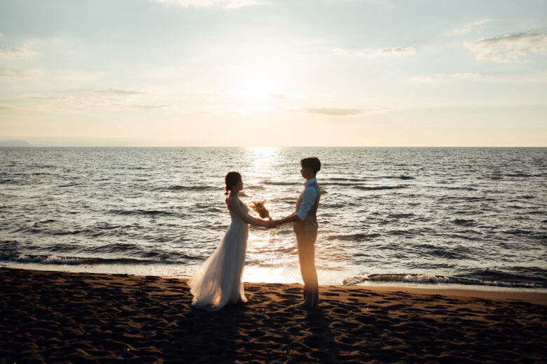 石狩の砂浜でウェディング前撮り/　夕暮れフォトウェディング