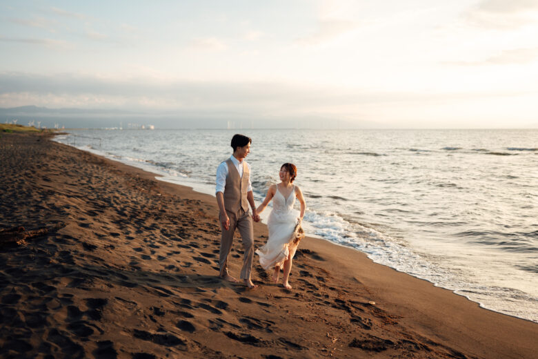 石狩の砂浜でウェディング前撮り