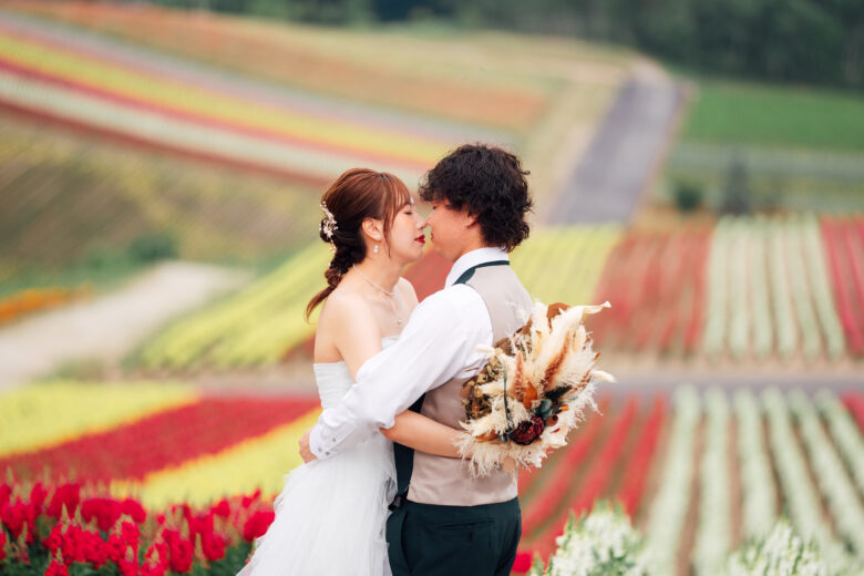 四季彩の丘で撮るウェディングフォトとオープニングムービー。カラフルな花畑が感動的